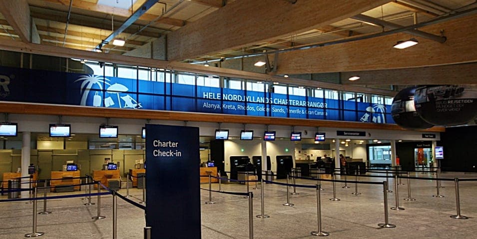 Køsystem med afspærringsstandere og bælter foran check-in-skrankerne i Aalborg Lufthavn