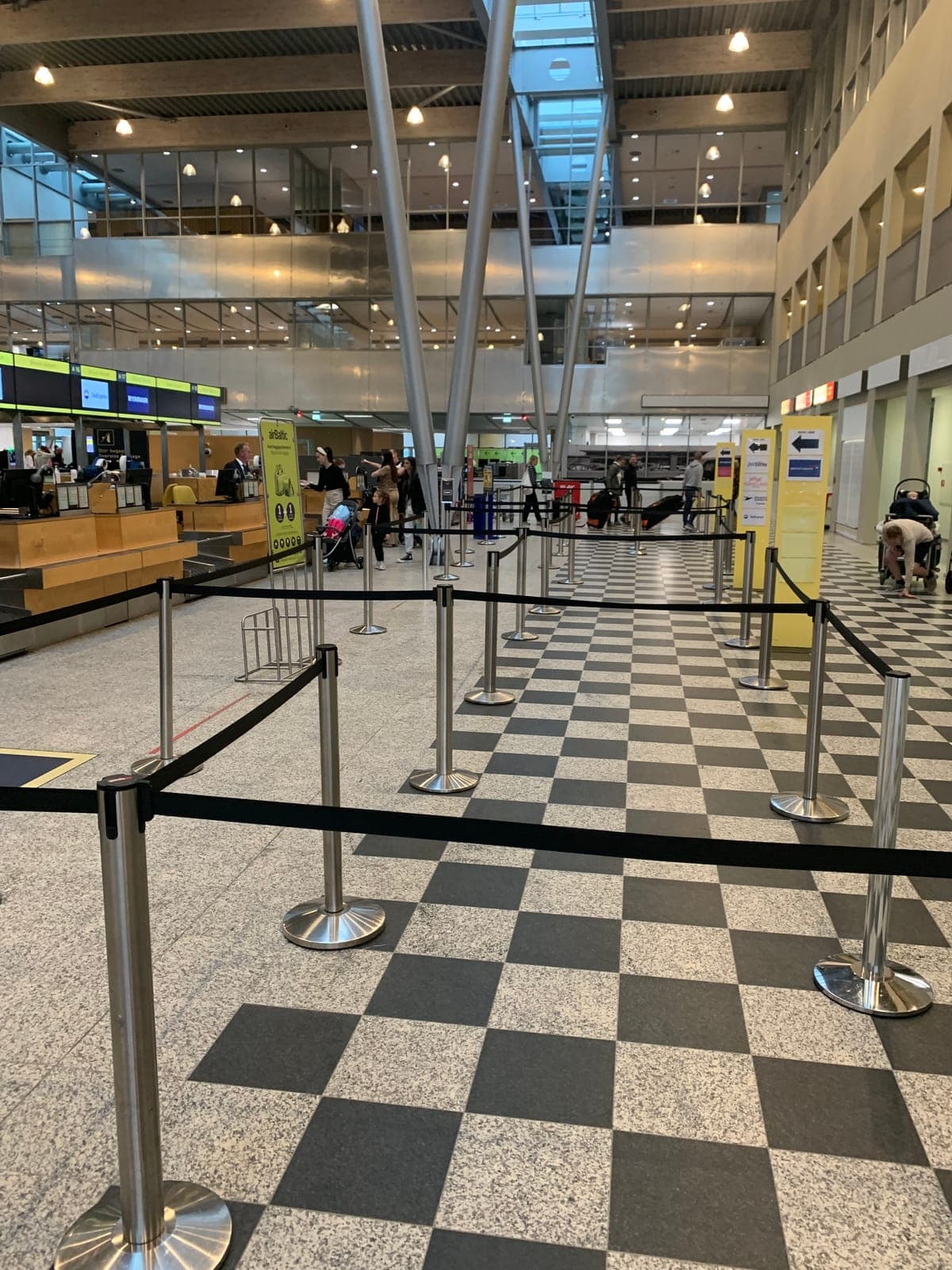Afspærringsstandere med sorte trækbånd danner køsystem ved check-in-området i Billund Lufthavn