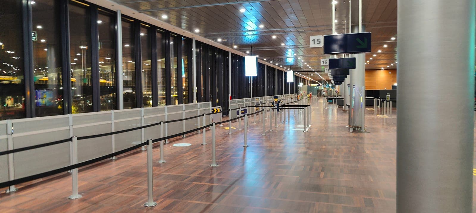 Lange køopdelinger med bæltestandere ved check-in-området hos Københavns Lufthavne