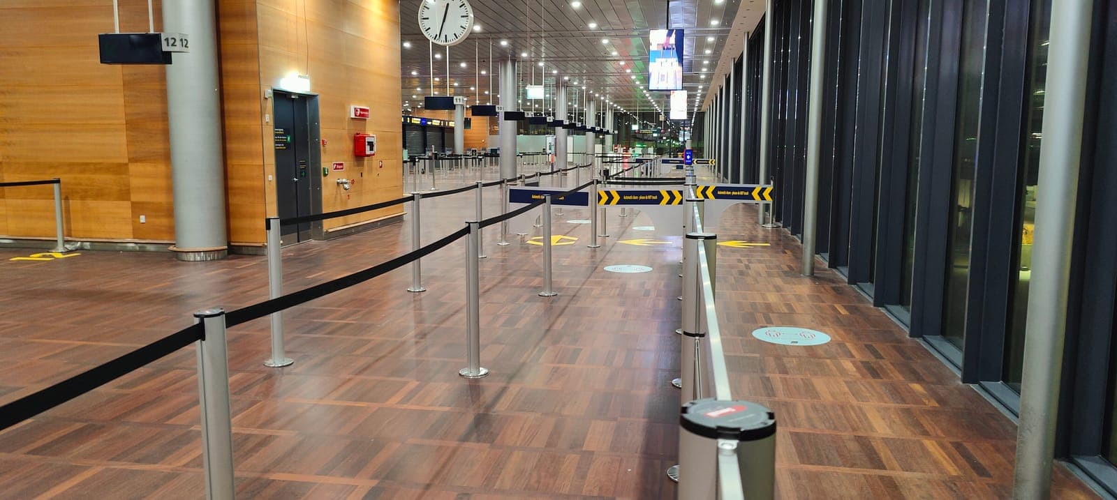 Bæltestandere leder køen mod Smart Gates med automatiske døre i afgangshallen hos Københavns Lufthavne
