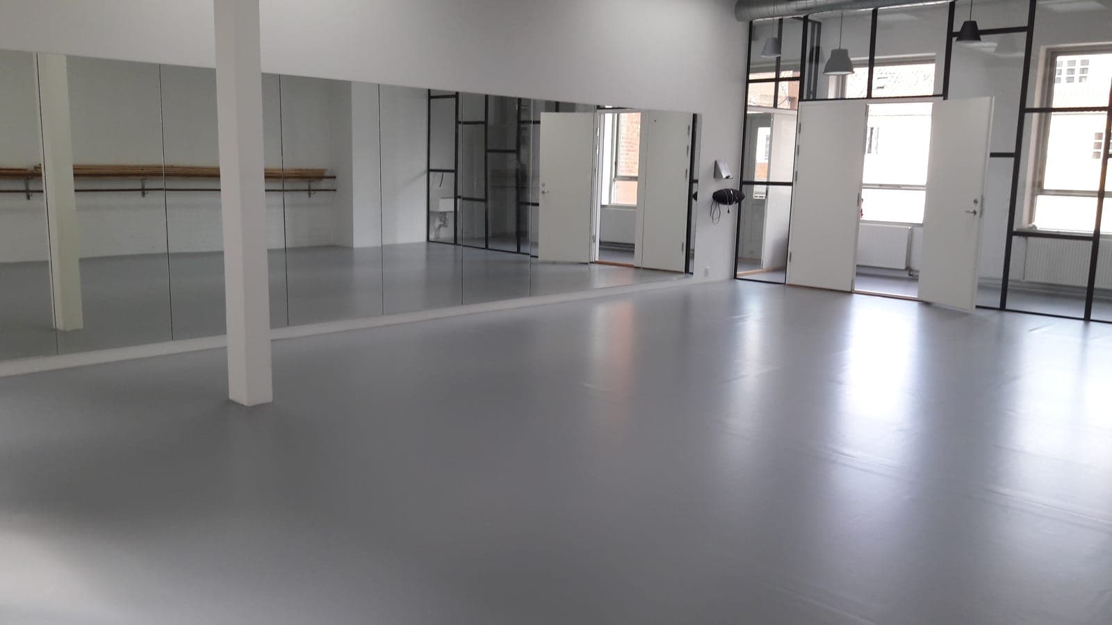 Grå dansevinyl i dansesal med spejle og glaspartier hos Ballet Akademiet i Aarhus
